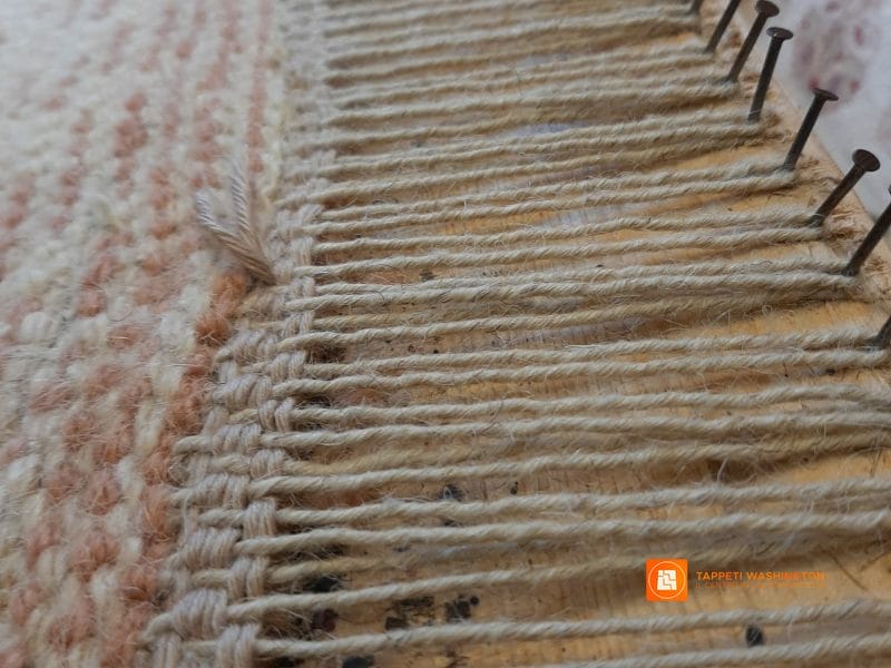 Inserimento frange su tappeto sardo
